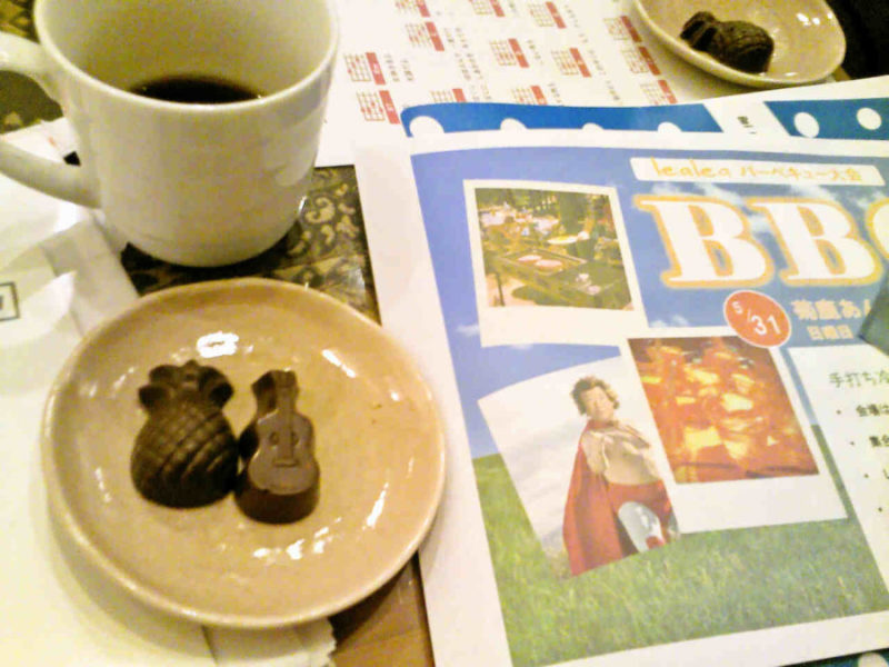 ウクレレとパインの形をしたチョコレート